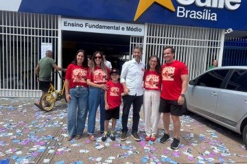 Esposa de Leandro Grass chegou ao colégio acompanhada do candidato e revelou que o filho, ainda na barriga, participa da primeira eleição
- (crédito: Giovana Kunz/CB/DA Press) Esposa de Leandro Grass chegou ao colégio acompanhada do candidato e revelou que o filho, ainda na barriga, participa da primeira eleição
- (crédito: Giovana Kunz/CB/DA Press)