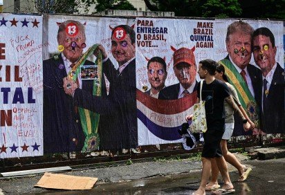  Muro com críticas alusivas à relação entre Donald Trump e Flávio Bolsonaro, em São Paulo  -  (crédito:  Pablo Porciuncula/AFP)