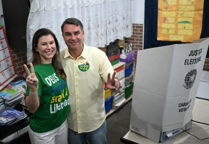 Fernanda Bolsonaro ao lado do marido, o candidato à Presidência da República, Flávio Bolsonaro (PL-RJ) -  (crédito: MAURO PIMENTEL / AFP) -Fernanda Bolsonaro ao lado do marido, o candidato à Presidência da República, Flávio Bolsonaro (PL-RJ) -  (crédito: MAURO PIMENTEL / AFP)