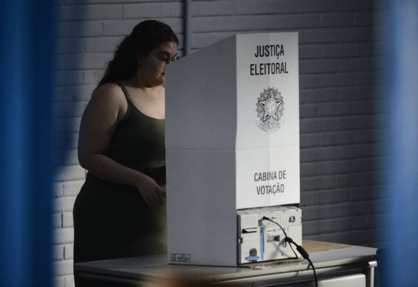 Movimentação na sessão de votação no CEF 01 no Lago Norte -  (crédito: Minervino Júnior/CB/D.A Press)