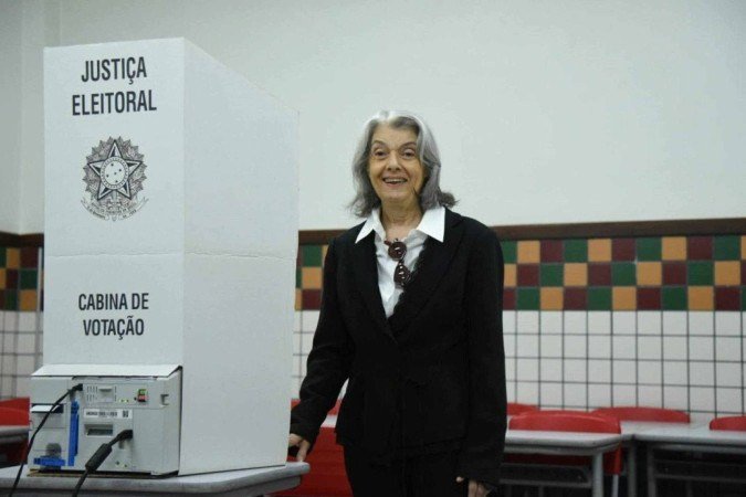 Cármen Lúcia vota em Belo Horizonte e é aplaudida por eleitores - Foto