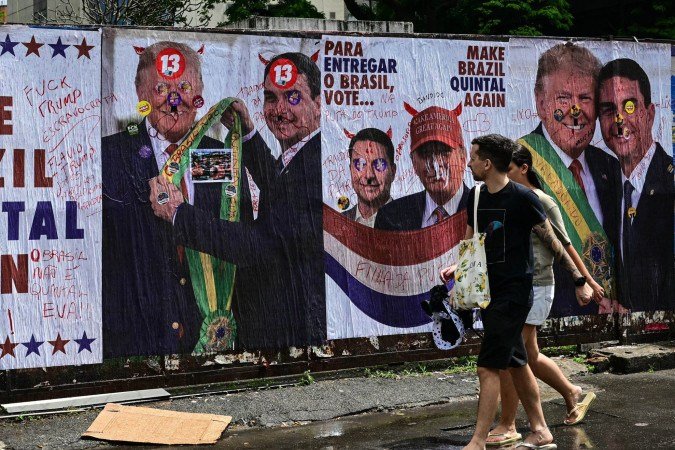 Muro com críticas alusivas à relação entre Donald Trump e Flávio Bolsonaro, em São Paulo - (crédito: Pablo Porciuncula/AFP) Muro com críticas alusivas à relação entre Donald Trump e Flávio Bolsonaro, em São Paulo - (crédito: Pablo Porciuncula/AFP)