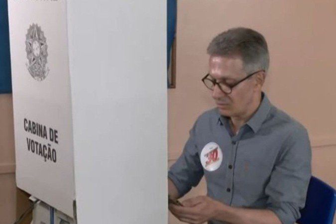 Romeu Zema é flagrado com celular dentro da cabine de votação, contrariando as regras da Justiça Eleitoral - (crédito: GloboNews) Romeu Zema é flagrado com celular dentro da cabine de votação, contrariando as regras da Justiça Eleitoral - (crédito: GloboNews)