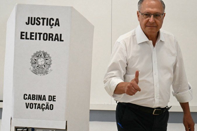 Geraldo Alckmin expressa confiança no processo democrático após votar em São Paulo e reafirmar a defesa da democracia - (crédito: Luis Robayo/AFP) Geraldo Alckmin expressa confiança no processo democrático após votar em São Paulo e reafirmar a defesa da democracia - (crédito: Luis Robayo/AFP)
