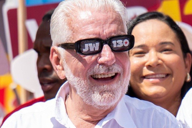 O senador Jaques Wagner (PT) demonstra otimismo ao votar em Salvador - (crédito: Paula Fróes) O senador Jaques Wagner (PT) demonstra otimismo ao votar em Salvador - (crédito: Paula Fróes)