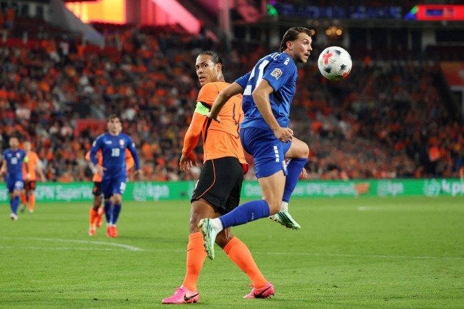 Netherlands' defender #04 Virgil van Dijk and Serbia's midfielder #21 Lazar Vujadin Samardzic (R) fight for the ball during the UEFA Nations League football Group A2 match between the Netherlands and Serbia at the Philips stadium in Eindhoven on October 4, 2026. (Photo by Sonny Lensen / ANP / AFP) / Netherlands OUT
- (crédito: Sonny Lensen / ANP / AFP) Netherlands' defender #04 Virgil van Dijk and Serbia's midfielder #21 Lazar Vujadin Samardzic (R) fight for the ball during the UEFA Nations League football Group A2 match between the Netherlands and Serbia at the Philips stadium in Eindhoven on October 4, 2026. (Photo by Sonny Lensen / ANP / AFP) / Netherlands OUT
- (crédito: Sonny Lensen / ANP / AFP)