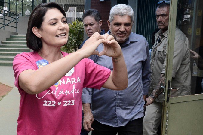 04/10/2026. Crédito: Minervino Júnior/CB/D.A Press. Brasil. Brasilia - DF. Eleições 2026 colégio INDI no Lago Norte onde a candidata Bia Kicis votou no local. Michelle Bolsonaro em confusão com militante no local da votação. - (crédito: Minervino Júnior/CB) 04/10/2026. Crédito: Minervino Júnior/CB/D.A Press. Brasil. Brasilia - DF. Eleições 2026 colégio INDI no Lago Norte onde a candidata Bia Kicis votou no local. Michelle Bolsonaro em confusão com militante no local da votação. - (crédito: Minervino Júnior/CB)