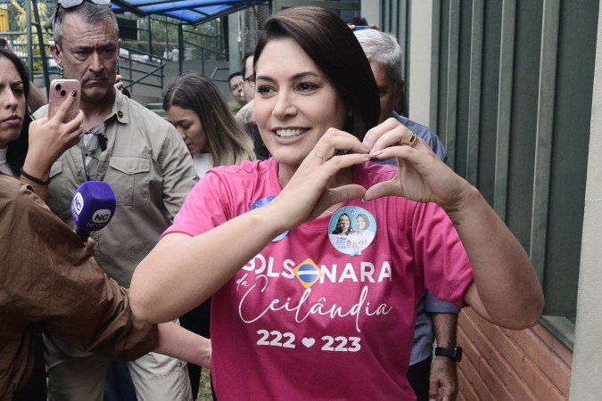  04/10/2026. Crédito: Minervino Júnior/CB/D.A Press. Brasil.  Brasilia - DF. Eleições 2026 colégio INDI no Lago Norte onde a candidata Bia Kicis votou no local. Michelle Bolsonaro em confusão com militante no local da votação.