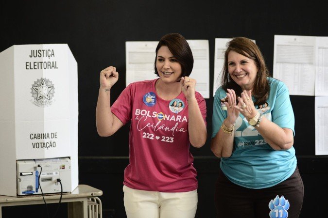 Michelle e Bia votaram juntas ontem, no Colégio Mackenzie, no Lago Sul - (crédito: Minervino Júnior/CB) Michelle e Bia votaram juntas ontem, no Colégio Mackenzie, no Lago Sul - (crédito: Minervino Júnior/CB)