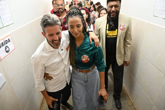 O candidato ao GDF Leandro Grass (PT) acompanhou a candidata a vice-governadora, Dora Gomes, durante a votação no CEF 6 do Lago Sul - (crédito: Carlos Vieira) O candidato ao GDF Leandro Grass (PT) acompanhou a candidata a vice-governadora, Dora Gomes, durante a votação no CEF 6 do Lago Sul - (crédito: Carlos Vieira)