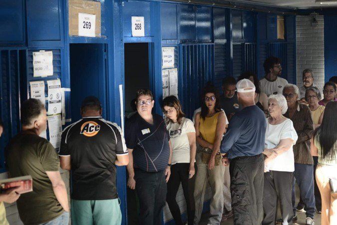 Com o voto facultativo, eleitores idosos compareceram ao Centro de Ensino Fundamental 01 para escolher representantes pensando no futuro da família - (crédito: Minervino Júnior) Com o voto facultativo, eleitores idosos compareceram ao Centro de Ensino Fundamental 01 para escolher representantes pensando no futuro da família - (crédito: Minervino Júnior)