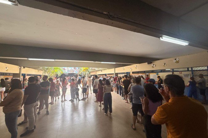 Eleitores reclamam de filas em escola na Asa Norte
- (crédito: Maria Eduarda Lavocat/CB/DA Press) Eleitores reclamam de filas em escola na Asa Norte
- (crédito: Maria Eduarda Lavocat/CB/DA Press)