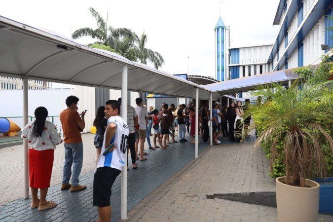 Fila no Colégio Barão do Rio Branco, no Itapoã