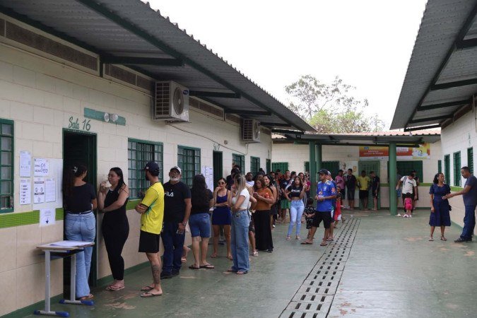 A votação acontece sem intercorrências 