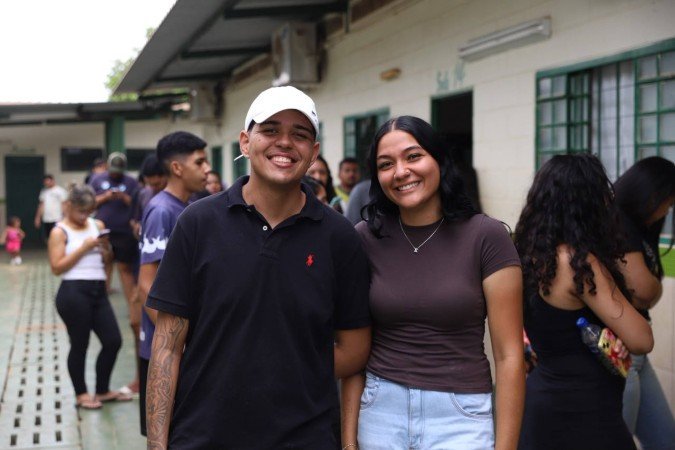 os amigos Gabriel Ferreira e Evelin Rodrigues votaram pela primeira vez