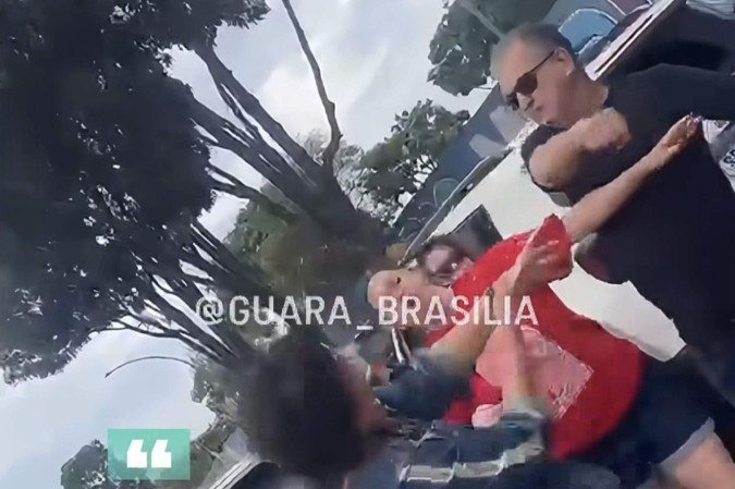 O soco veio após uma discussão entre a mulher e o homem, que teria discutido com ela após o carro de seu marido ter encostado no veículo do agressor - (crédito: Reprodução redes sociais) O soco veio após uma discussão entre a mulher e o homem, que teria discutido com ela após o carro de seu marido ter encostado no veículo do agressor - (crédito: Reprodução redes sociais)