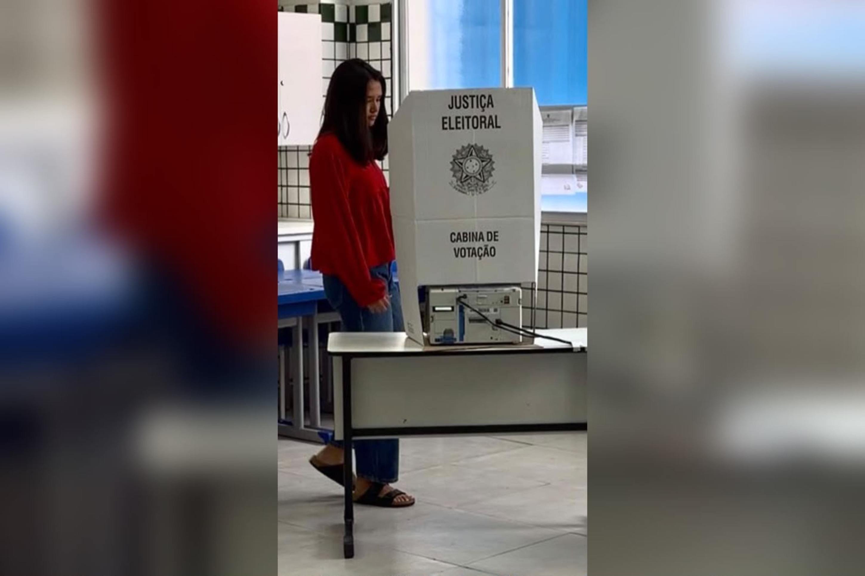 Gabriela Machado de Figueiredo votando neste domingo (4/10) pela primeira vez 