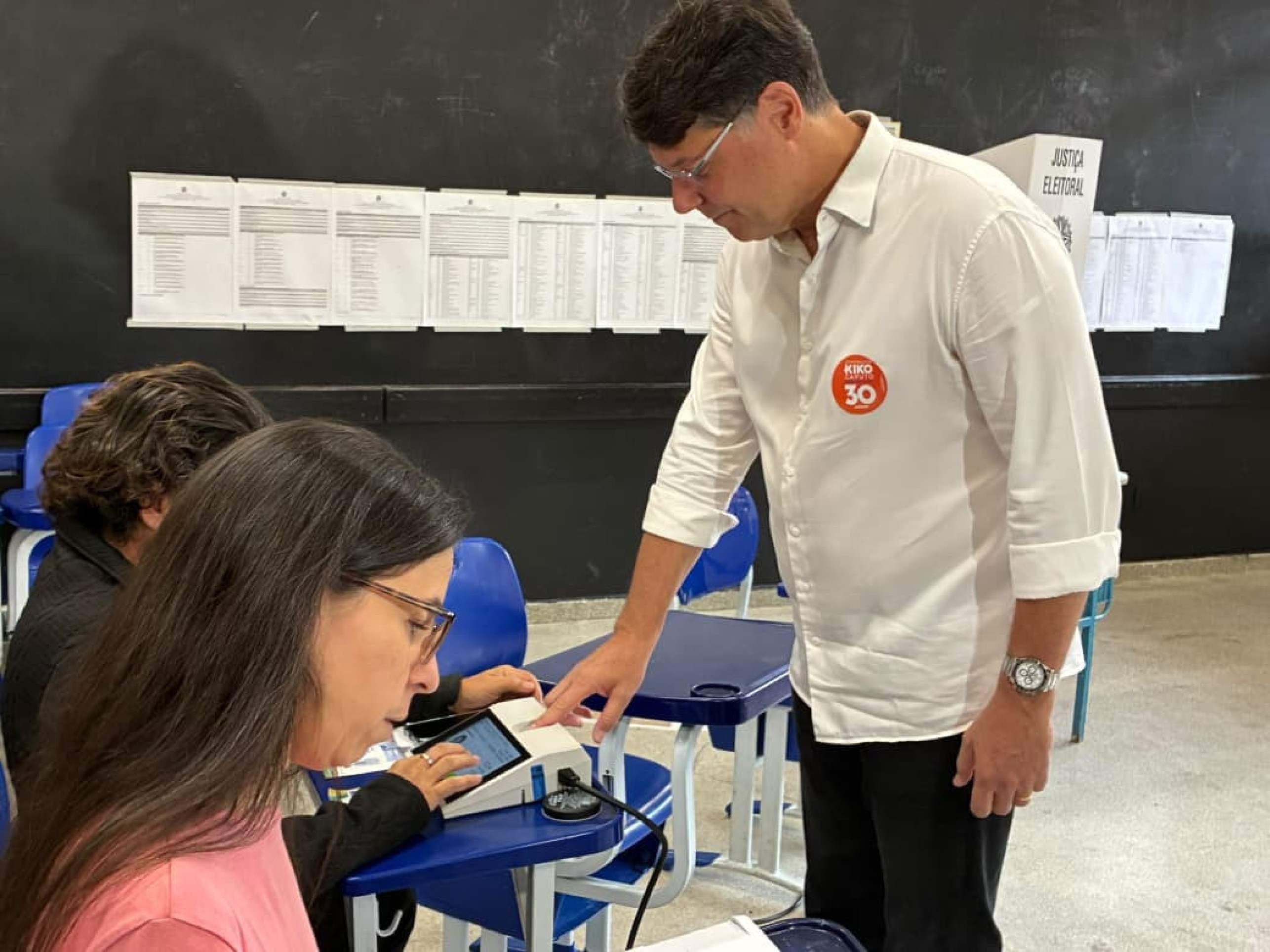 Kiko Caputo durante o procedimento pr&eacute;-voto