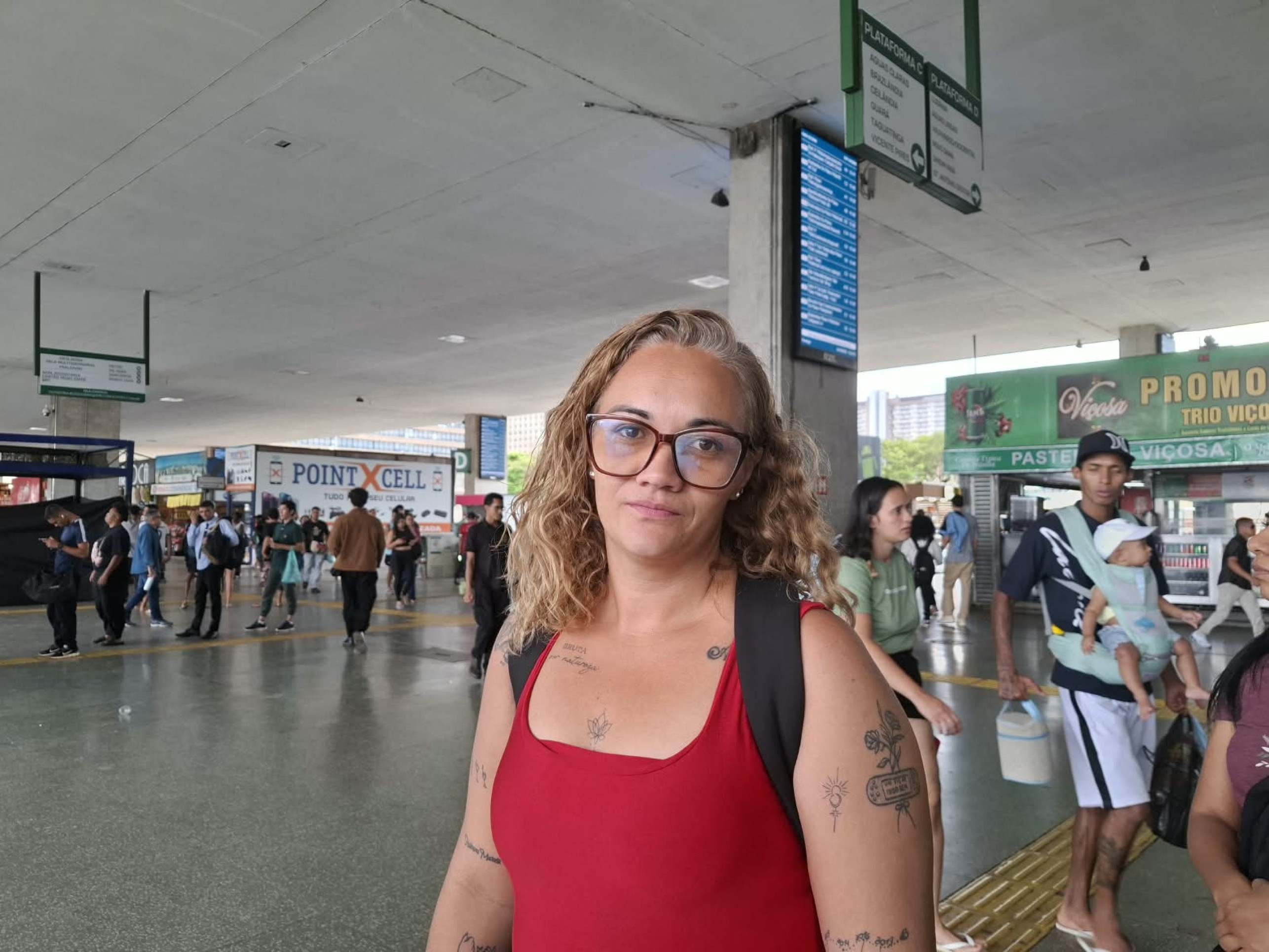 Amanda Souza espera com tranquilidade o onibus para ir para o trabalho 