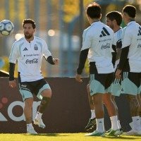 Os ingressos para o amistoso desapareceram em aproximadamente 90 minutos. Os preços chegaram a 480 mil pesos argentinos, cerca de R$ 1,6 mil -  (crédito: Juan Mabromata/AFP)