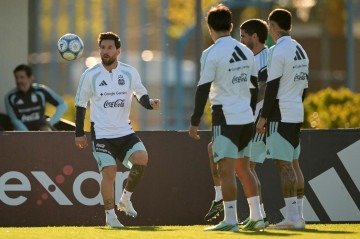 Os ingressos para o amistoso desapareceram em aproximadamente 90 minutos. Os preços chegaram a 480 mil pesos argentinos, cerca de R$ 1,6 mil - (crédito: Juan Mabromata/AFP) Os ingressos para o amistoso desapareceram em aproximadamente 90 minutos. Os preços chegaram a 480 mil pesos argentinos, cerca de R$ 1,6 mil - (crédito: Juan Mabromata/AFP)