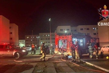 O imóvel havia sido totalmente evacuado antes do início dos trabalhos de combate, o que evitou tragédias maiores -  (crédito: Divulgação/CBMDF)