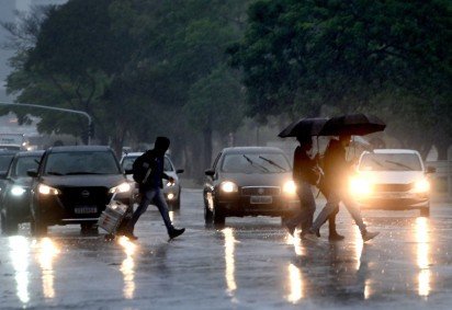 Segunda-feira de muita chuva na regi&atilde;o Central de Bras&iacute;lia -  (crédito:  Ed Alves/CB/D.A Press) -Segunda-feira de muita chuva na regi&atilde;o Central de Bras&iacute;lia -  (crédito:  Ed Alves/CB/D.A Press)