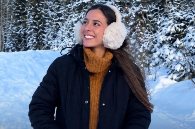 Atriz brasileira está detida desde agosto após ser abordada por agentes do ICE em aeroporto de Los Angeles; família afirma que ela perdeu o status migratório após orientação jurídica equivocada
- (crédito: Reprodução/Redes sociais ) Atriz brasileira está detida desde agosto após ser abordada por agentes do ICE em aeroporto de Los Angeles; família afirma que ela perdeu o status migratório após orientação jurídica equivocada
- (crédito: Reprodução/Redes sociais )