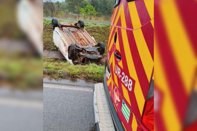 Quatro pessoas ficam feirdas após carro capotar no canteiro central da BR-070 - (crédito: Divulgação/CBMGO) Quatro pessoas ficam feirdas após carro capotar no canteiro central da BR-070 - (crédito: Divulgação/CBMGO)