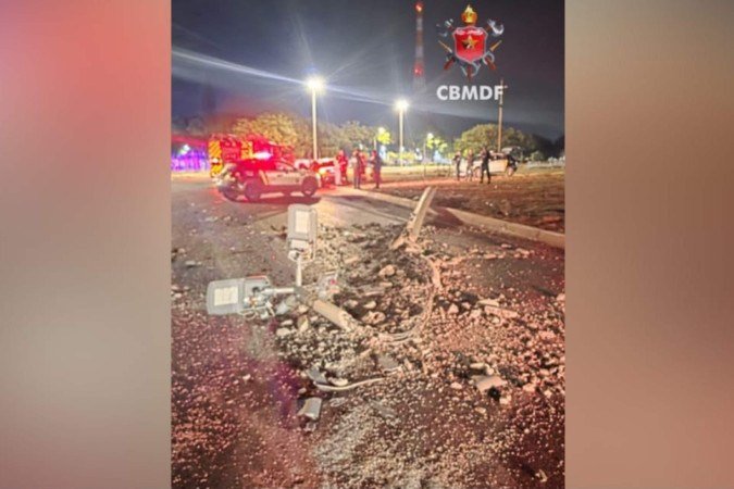 Colisão entre dois veículos termina com batida em poste na Asa Sul - (crédito: CBMDF/Divulgação) Colisão entre dois veículos termina com batida em poste na Asa Sul - (crédito: CBMDF/Divulgação)