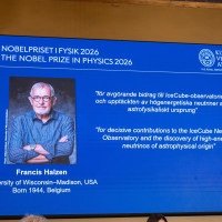 No telão da Real Academia de Ciências da Suécia, Frances Halzen é anunciado como vencedor do Nobel de Física: primeira vez desde 1992 que um cientista ganha sozinho o prêmio -  (crédito:  AFP)