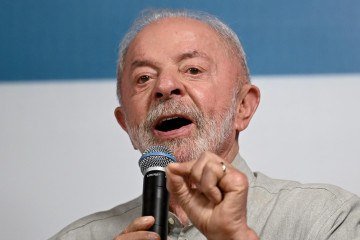 Lula disse que uma eventual redução de despesas atingiria a política de valorização do salário mínimo e as aposentadorias - (crédito: AFP) Lula disse que uma eventual redução de despesas atingiria a política de valorização do salário mínimo e as aposentadorias - (crédito: AFP)