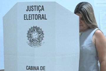 Justiça Eleitoral orienta sobre a importância de justificar a ausência nas urnas para evitar a irregularidade do título eleitoral - (crédito: Ed Alves/CB/D.A Press) Justiça Eleitoral orienta sobre a importância de justificar a ausência nas urnas para evitar a irregularidade do título eleitoral - (crédito: Ed Alves/CB/D.A Press)