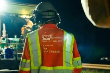 Funcionário da Via Cristais em serviço noturno na BR-040, onde obras como a balança de pesagem em Paraopeba avançam - (crédito: Divulgação/Via Cristais) Funcionário da Via Cristais em serviço noturno na BR-040, onde obras como a balança de pesagem em Paraopeba avançam - (crédito: Divulgação/Via Cristais)