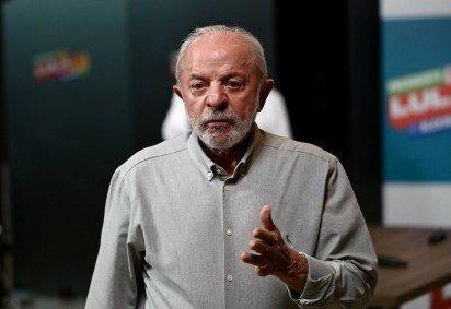  Brazil's President and re-election candidate Luiz Inacio Lula da Silva leaves after making a statement to the press following a meeting with campaign coordinators to discuss strategies for the second round of the election at campaign headquarters in Brasilia on October 6, 2026. (Photo by Evaristo Sa / AFP)
      Caption  -  (crédito:  AFP) - Brazil's President and re-election candidate Luiz Inacio Lula da Silva leaves after making a statement to the press following a meeting with campaign coordinators to discuss strategies for the second round of the election at campaign headquarters in Brasilia on October 6, 2026. (Photo by Evaristo Sa / AFP)
      Caption  -  (crédito:  AFP)