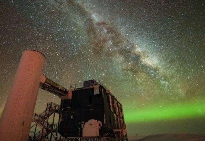 Esta imagem desfocada é da Via Láctea, mas é composta de partículas de neutrinos -  (crédito: IceCube/NSF) -Esta imagem desfocada é da Via Láctea, mas é composta de partículas de neutrinos -  (crédito: IceCube/NSF)