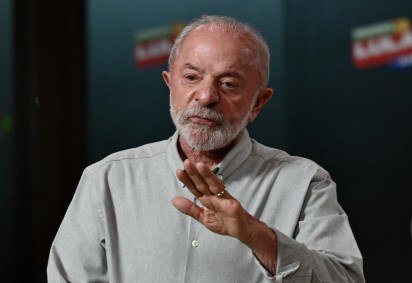  Brazil's President and re-election candidate Luiz Inacio Lula da Silva leaves after making a statement to the press following a meeting with campaign coordinators to discuss strategies for the second round of the election at campaign headquarters in Brasilia on October 6, 2026. (Photo by Evaristo Sa / AFP)
      Caption  -  (crédito:  AFP)