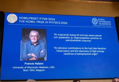 No telão da Real Academia de Ciências da Suécia, Frances Halzen é anunciado como vencedor do Nobel de Física: primeira vez desde 1992 que um cientista ganha sozinho o prêmio -  (crédito:  AFP) -No telão da Real Academia de Ciências da Suécia, Frances Halzen é anunciado como vencedor do Nobel de Física: primeira vez desde 1992 que um cientista ganha sozinho o prêmio -  (crédito:  AFP)