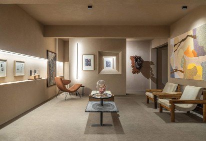 O mobiliário brasiliense é incorporado à proposta do Entre, que valoriza autoria, materialidade e a relação entre arte e arquitetura -  (crédito: Edgard Cesar) -O mobiliário brasiliense é incorporado à proposta do Entre, que valoriza autoria, materialidade e a relação entre arte e arquitetura -  (crédito: Edgard Cesar)