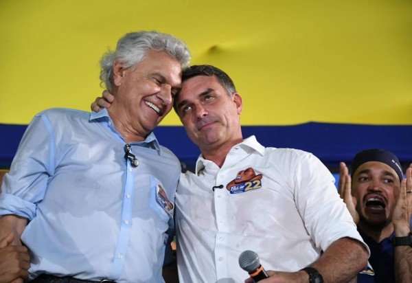 Flávio Bolsonaro com Ronaldo Caiado -  (crédito:  Marcelo Ferreira/CB/D.A Press)