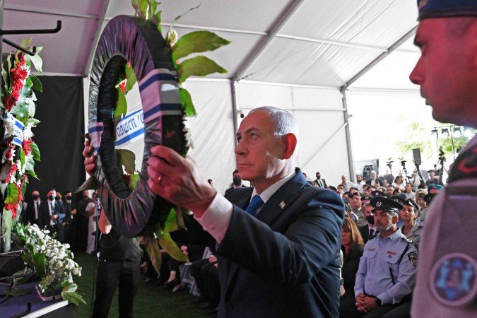 Benjamin Netanyahu deposita coroa de flores em homenagem &aacute;s v&iacute;timas, no cem&iacute;t&eacute;rio militar Monte Herzl, em Jerusal&eacute;m 