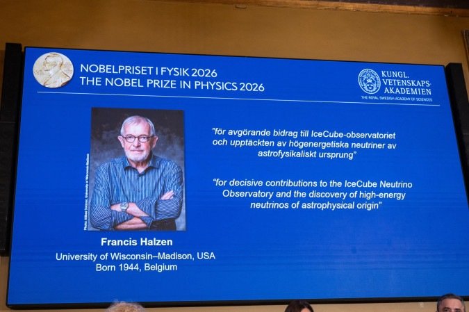 No telão da Real Academia de Ciências da Suécia, Frances Halzen é anunciado como vencedor do Nobel de Física: primeira vez desde 1992 que um cientista ganha sozinho o prêmio - (crédito: AFP) No telão da Real Academia de Ciências da Suécia, Frances Halzen é anunciado como vencedor do Nobel de Física: primeira vez desde 1992 que um cientista ganha sozinho o prêmio - (crédito: AFP)