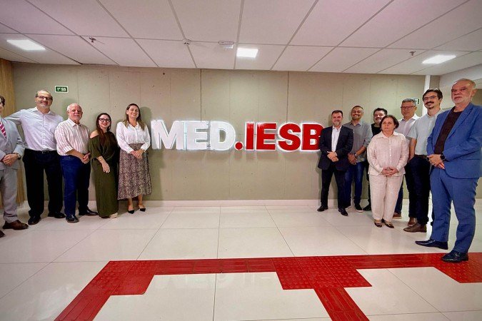 O mantenedor Edson Machado, o reitor Luiz Cláudio Costa, o coordenador do curso de Medicina Procópio Miguel dos Santos, a pró-reitora Roberta Gontijo e professores do curso -  (crédito: Júlio França)