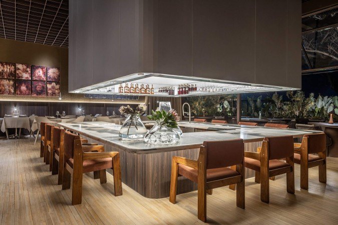 Com peças históricas e criações contemporâneas, o Restaurante Aroma transforma o mobiliário em parte da narrativa de memória e identidade