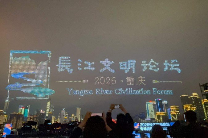 Com mais de cinco mil drones, show de luzes e som encanta moradores e turistas. Em destque, uma homanagem ao Fórum