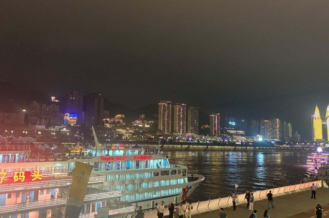 A cidade é conhecida pelos shows de drones e pela paisagem iluminada à noite. Porém, o rio Yangtzé representa uma peça central na economia e na rotina de Chongqing, influenciando a dinâmica urbana e a vida de seus moradores.