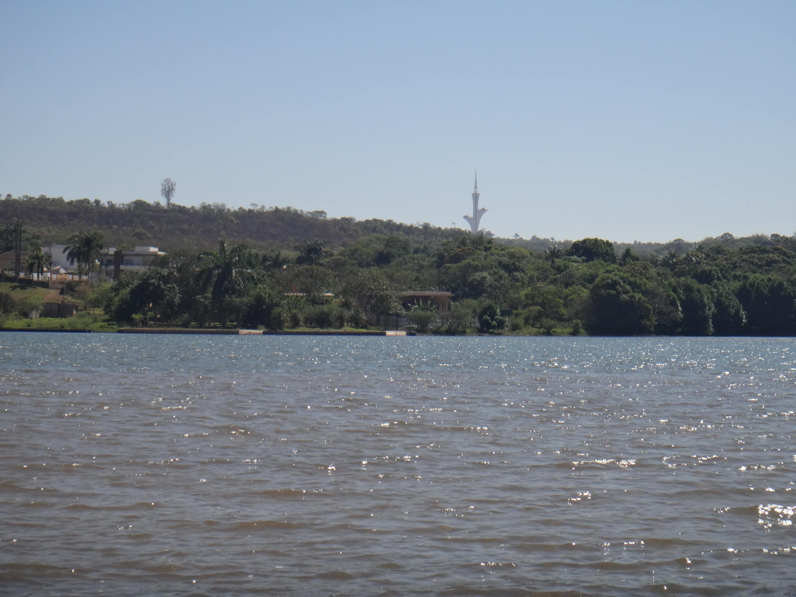 D&aacute; para ver a Torre de TV Digital na pausa para banho na Prainha do Lago Norte