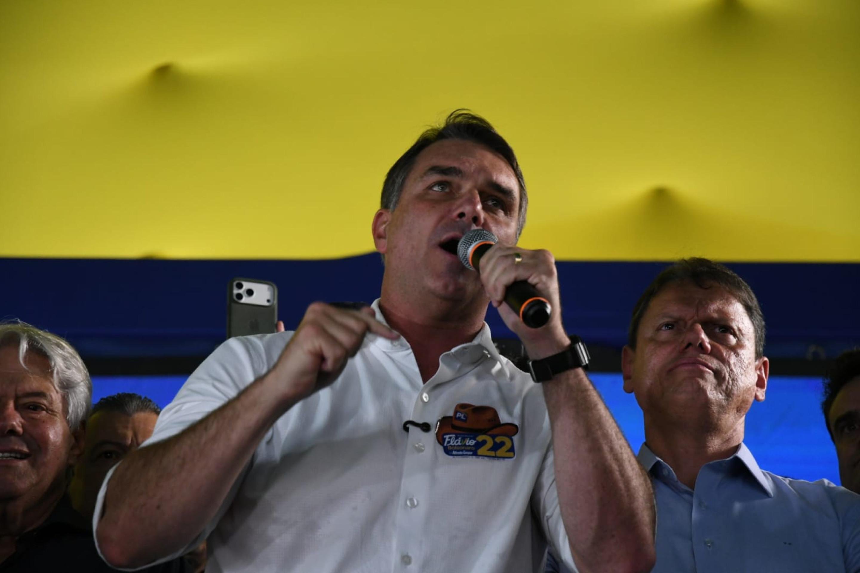 Em Goiânia, Flávio diz que usará maioria no Congresso para mudar Constituição