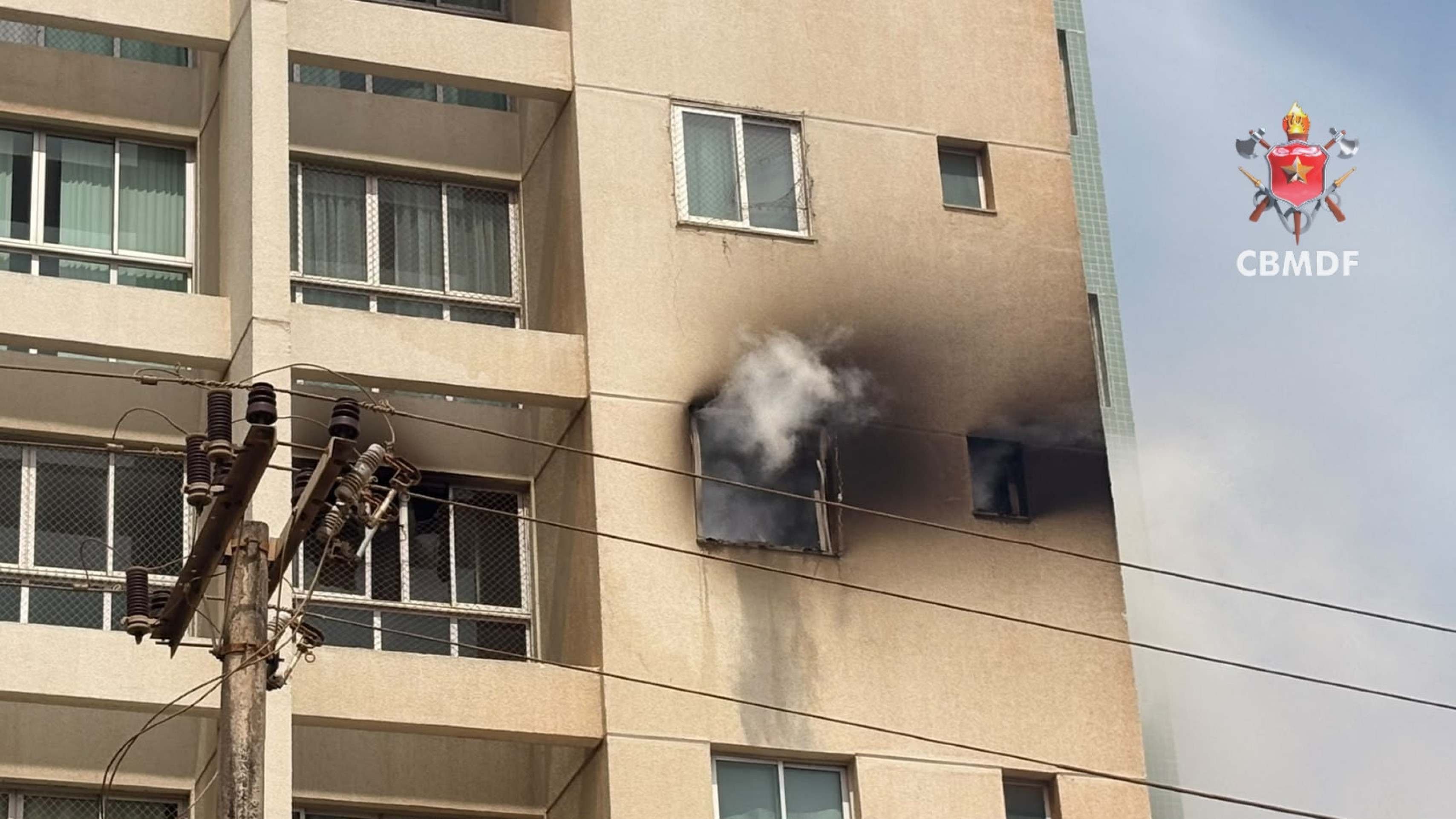 Homem é encontrado caído durante incêndio em imóvel em Samambaia