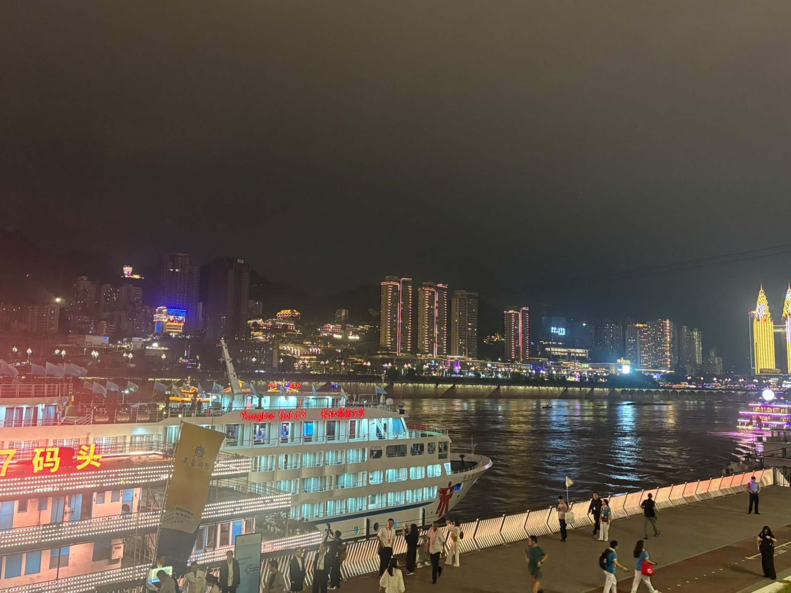A cidade &eacute; conhecida pelos shows de drones e pela paisagem iluminada &agrave; noite. Por&eacute;m, o rio Yangtz&eacute; representa uma pe&ccedil;a central na economia e na rotina de Chongqing, influenciando a din&acirc;mica urbana e a vida de seus moradores.